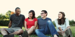 Imagen de un grupo de estudiantes riendo