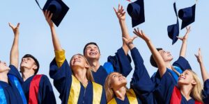 Imagen de graduados festejando