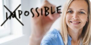 Imagen de mujer escribiendo en una pizarra