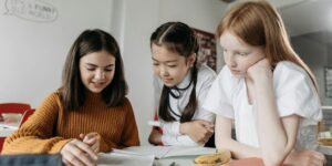 Imagen de una maestra y estudiantes