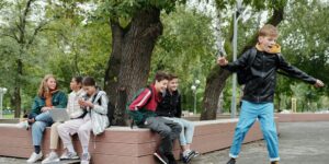 Imagen de estudiantes en un parque