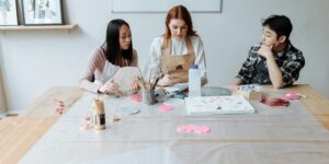 Imagen de un grupo de estudiantes en una mesa