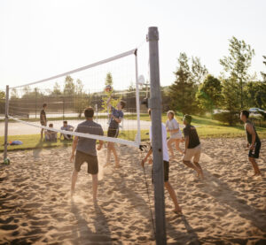 Imagen de jovenes jugando volleyball