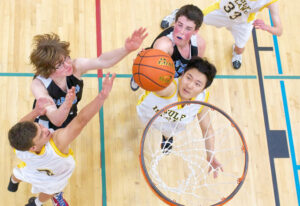 Imagen de estudiantes practicando deporte en escuela secundaria canadiense