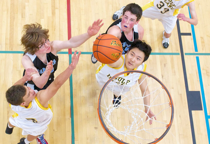 Imagen de estudiantes practicando deporte en escuela secundaria canadiense