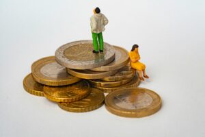 imagen de monedas de euro con figuras de una pareja