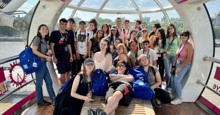 imagen de jovenes en verano