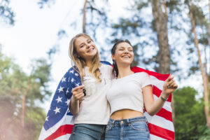 Imagen de estudiantes con bandera estadounidense
