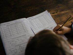 Imagen de estudiante realizando un examen