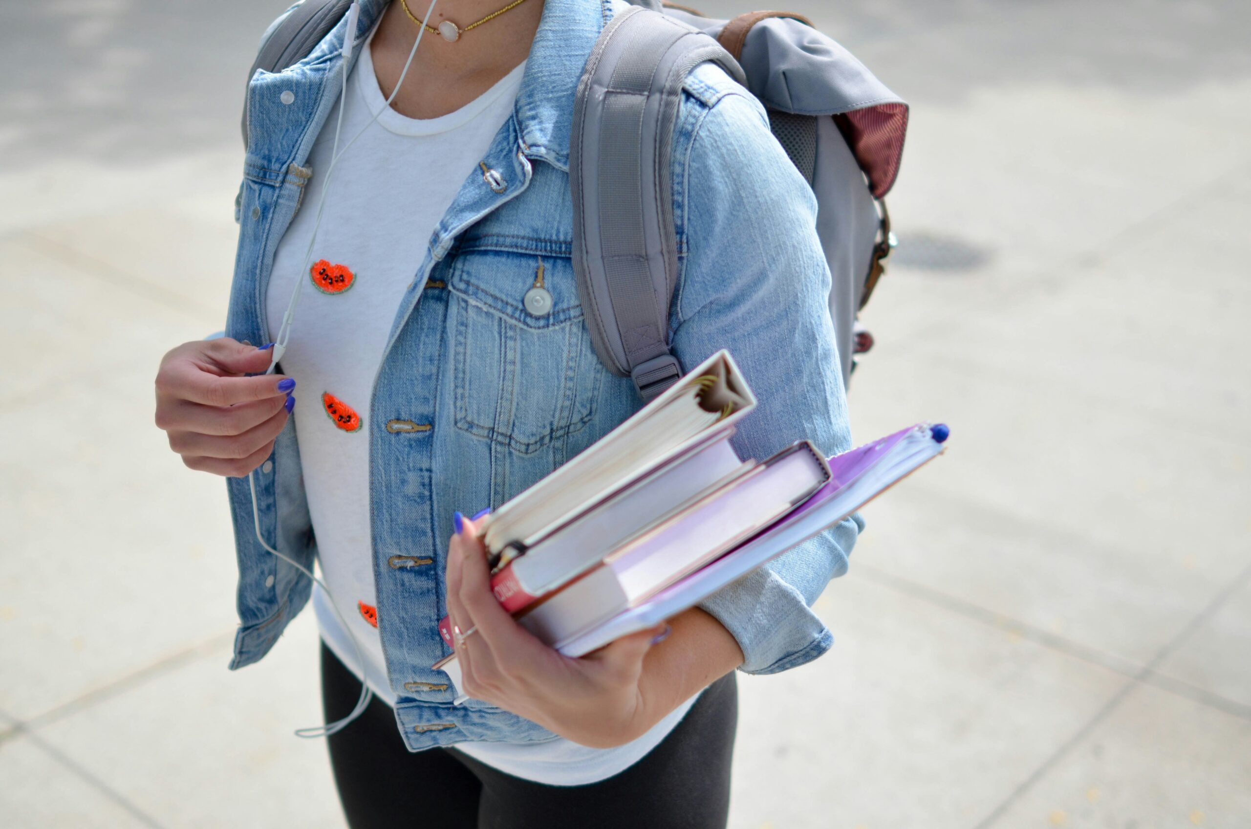 imagen de estudiante con libros