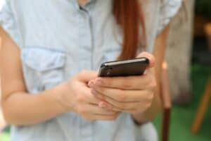 joven usando celular