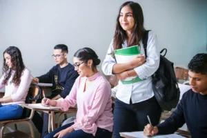 Estudiante llevando libros