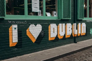 Pared escrita con "Yo amo a Dublin"