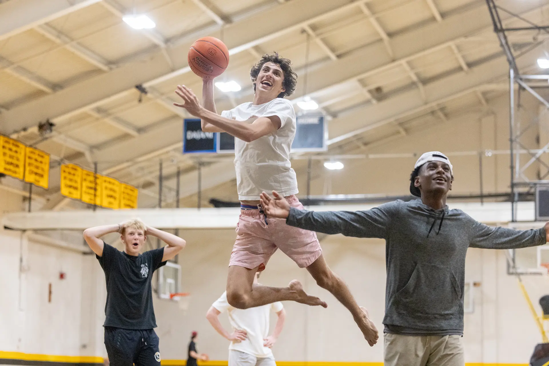 Alumnos practicando deporte en el gimnasio de Tilton School