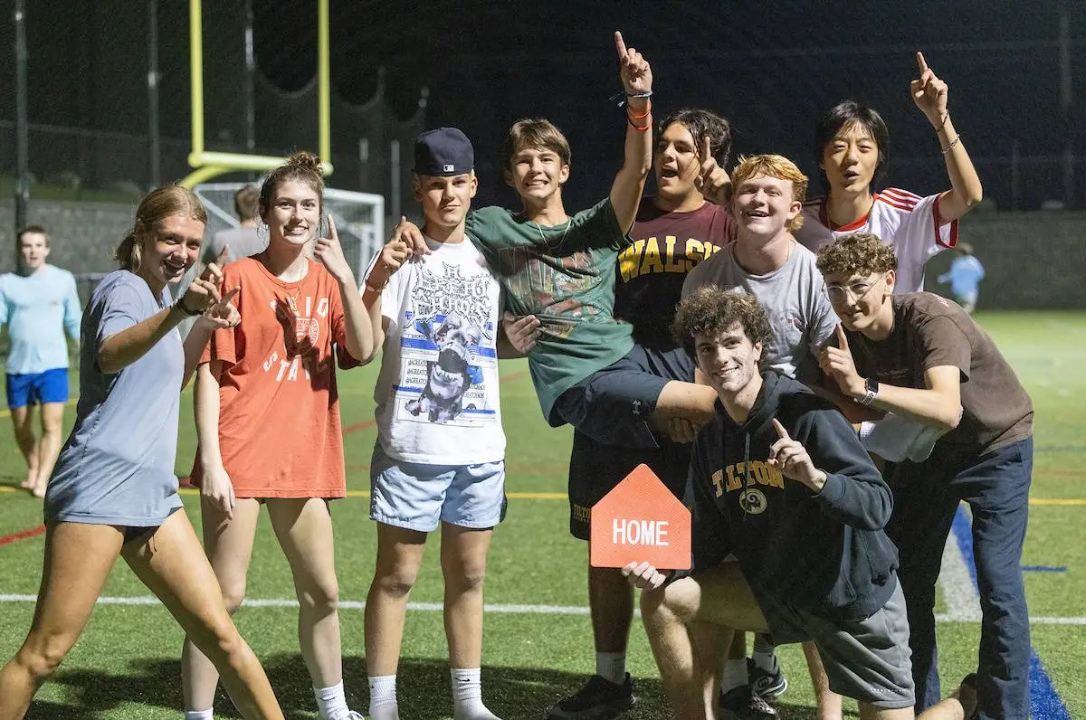 estudiantes en el campo deportivo de Tilton School