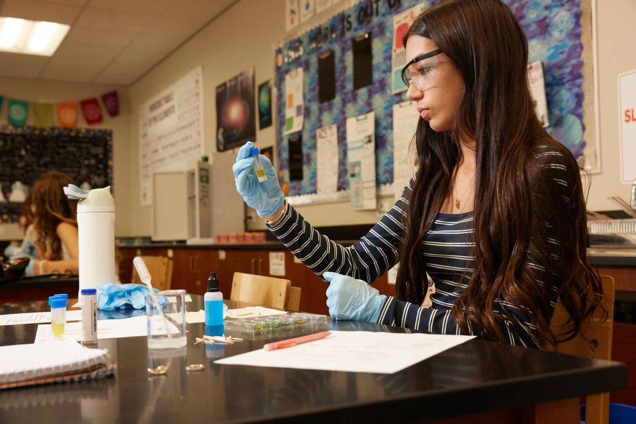 Estudiante en laboratorio de St. Andrew's Episcopal School