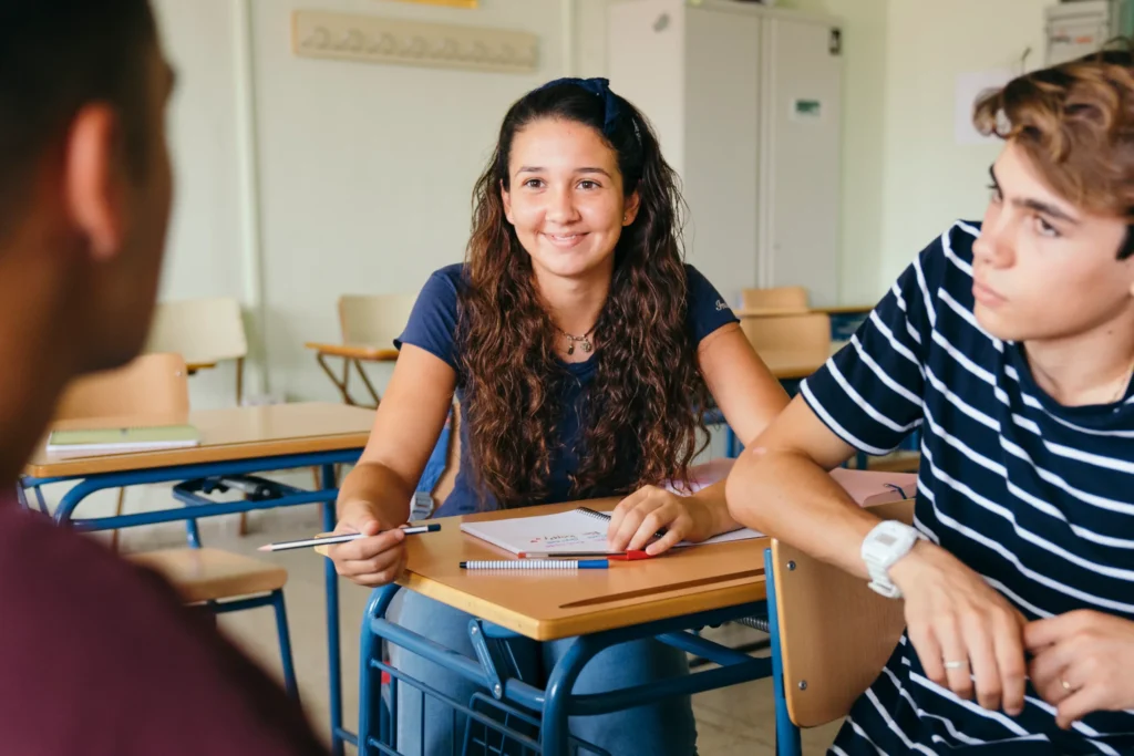 Alumnos en un aula de un colegio internacional, representando el sistema educativo en Estados Unidos, Canadá o Irlanda.