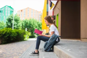 Estudiante adolescente con mochila, en la escuela donde esta haciendo primero de bachillerato en el extrajero.