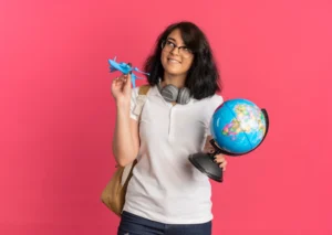 Estudiante joven con mochila y mapa en una estación, preparándose para estudiar Bachillerato en el extranjero.