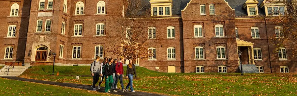 Frente del edificio de Tilton School