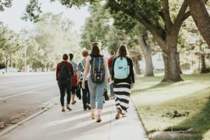 Estudiantes caminando en campus