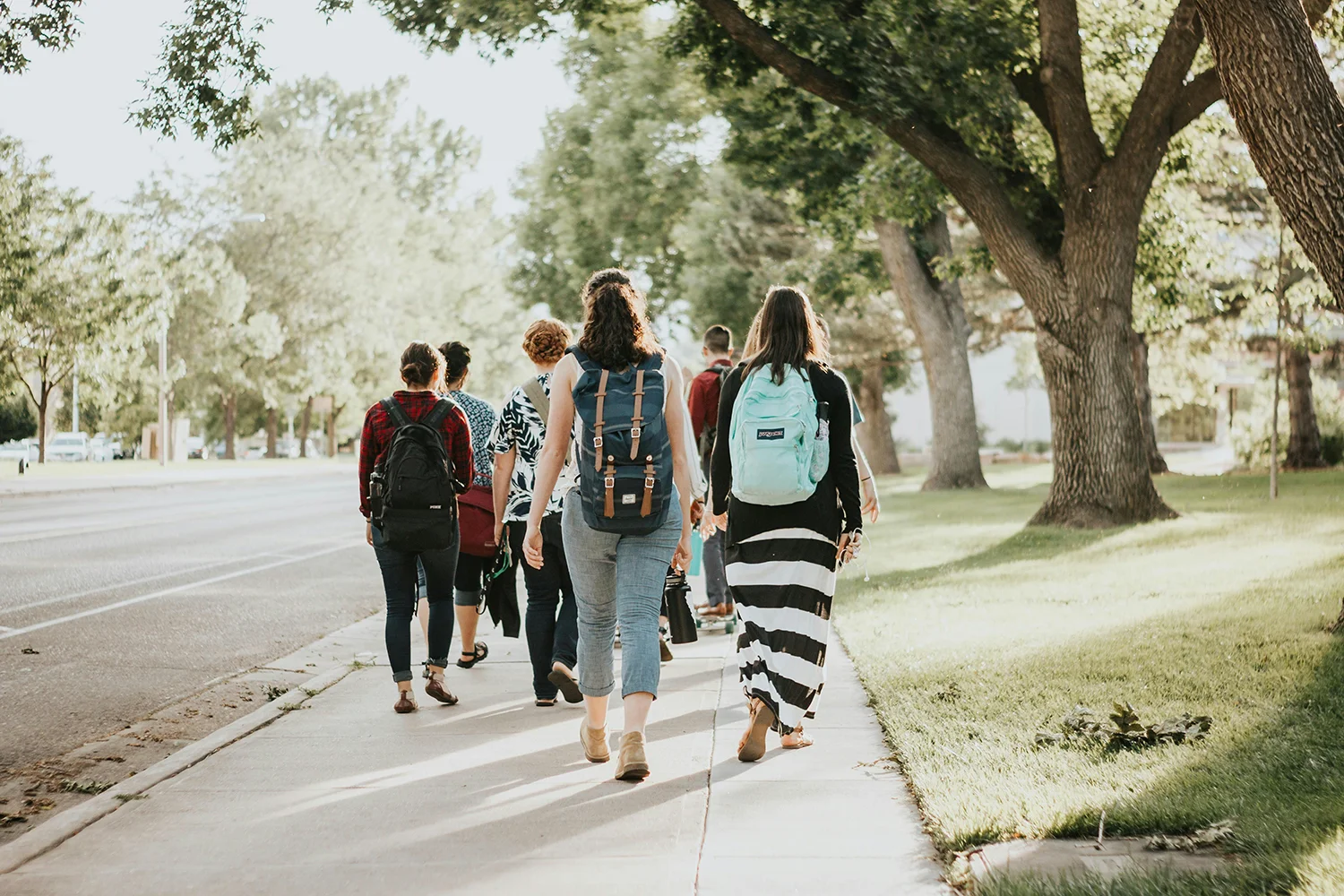 Estudiantes caminando en campus