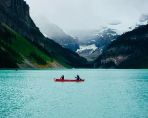 Canoa en un lago de Alberta