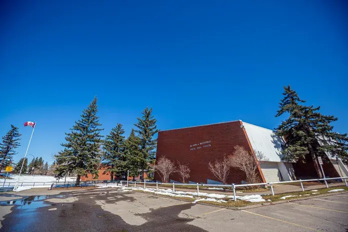 Escuela en invierno de Calgary Board of Education