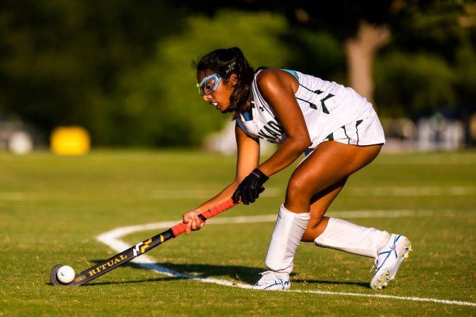 Estudiante practicando hockey sobre cesped en The Hockaday School