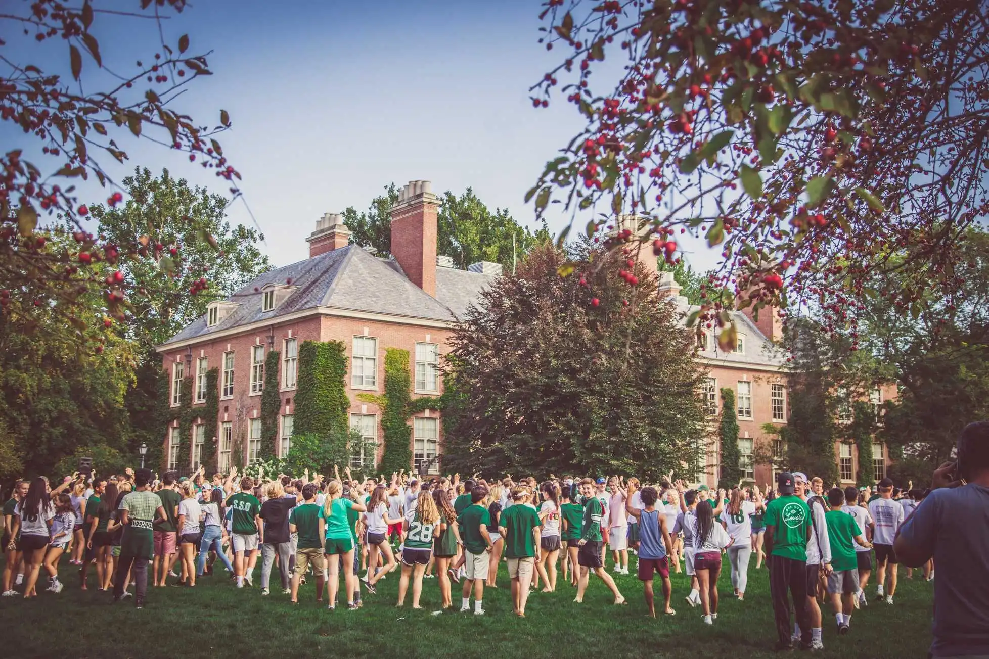 Estudiantes frente al edificio de Deerfield Academy
