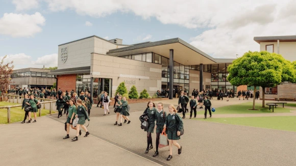 lumnos en una escuela de Surrey Schools District