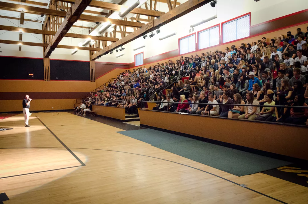 Estudiantes congregados en un gimnasio
