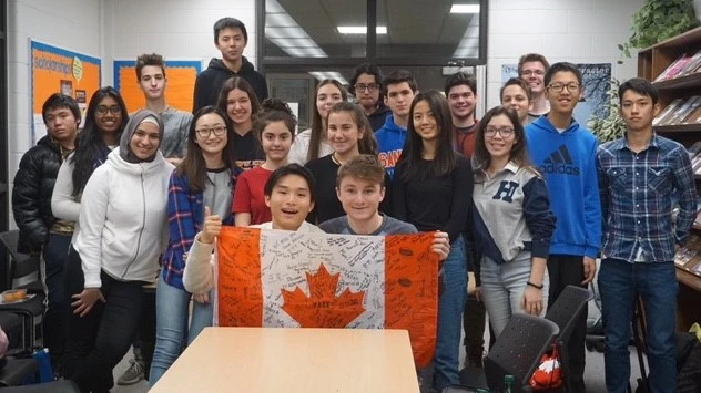 Estudiantes sosteniendo bandera