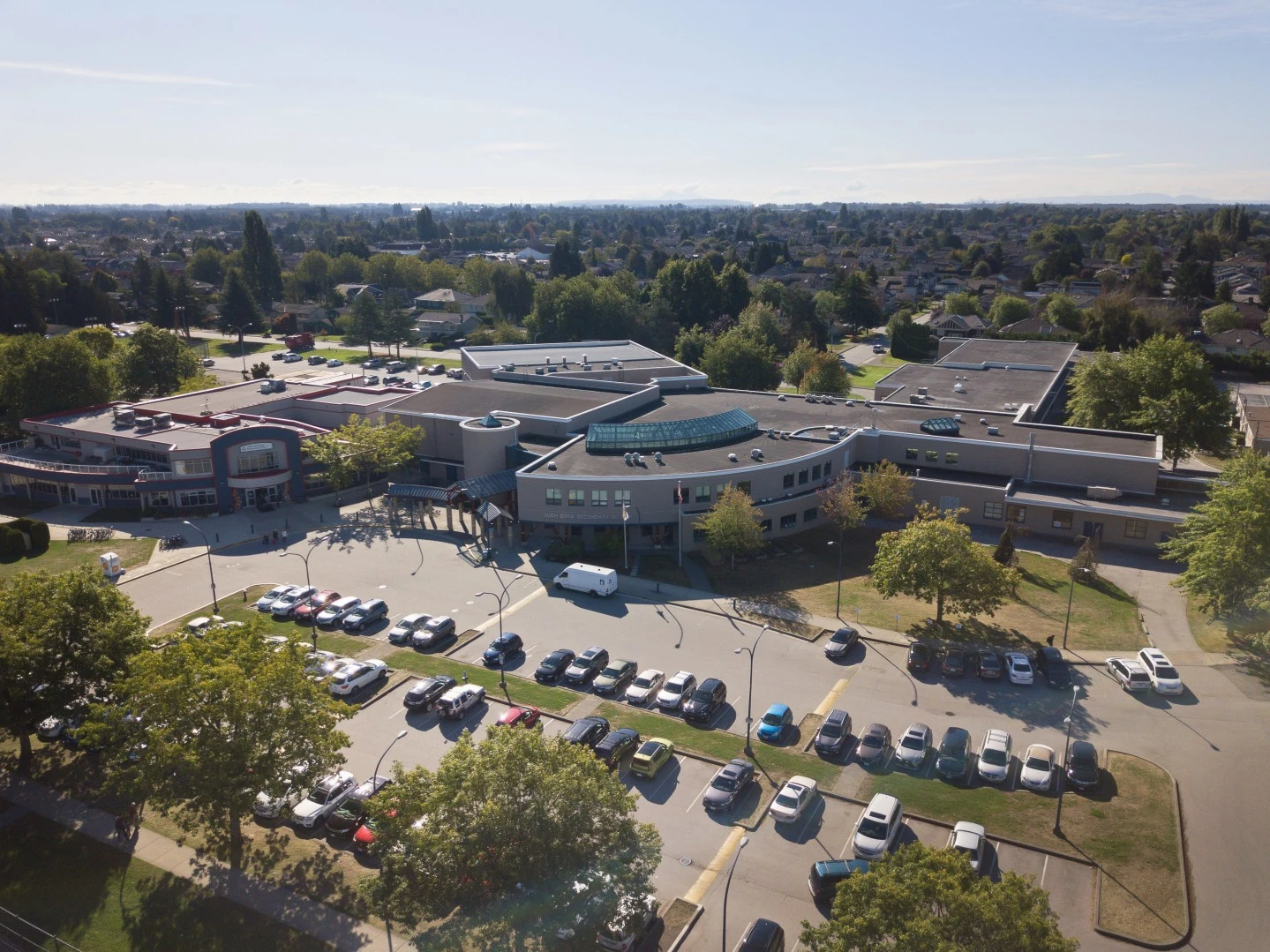 Exteriores de una escuela del Richmond School District