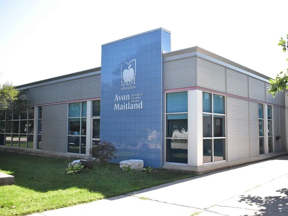 Frente de una escuela del AMDSB
