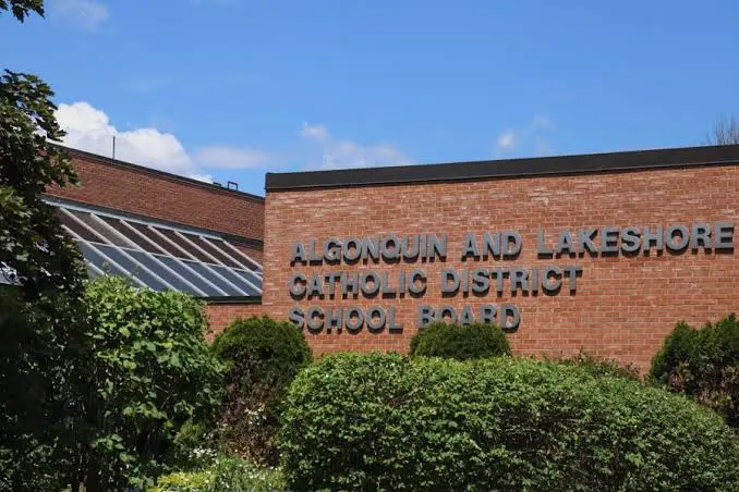 Exteriores The Algonquin and Lakeshore Catholic School District