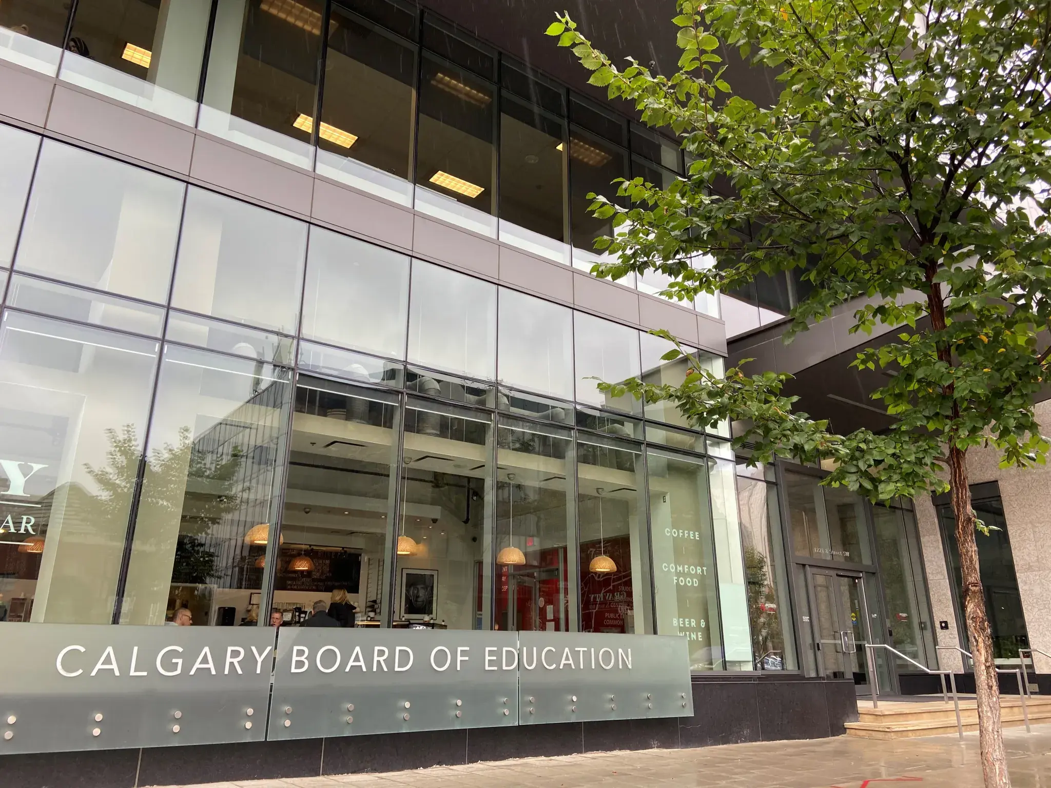 Frente de la sede de Calgary Board of Education