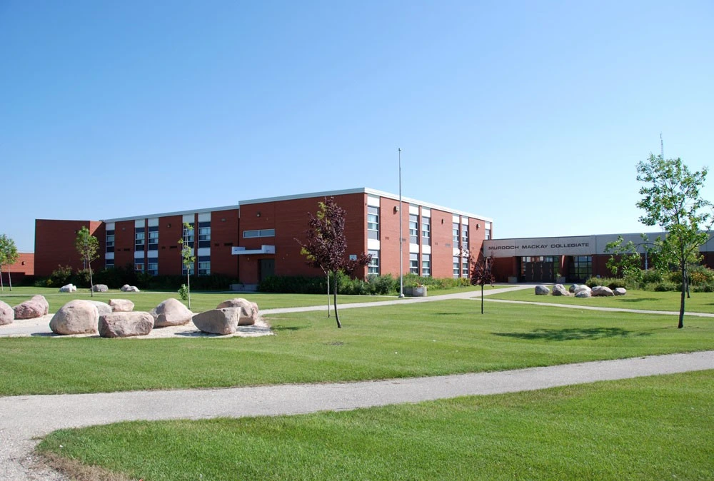 Exteriores de una escuela en RETSD