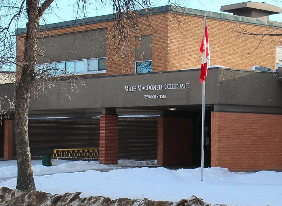 Entrada de Collège Miles Macdonell Collegiate